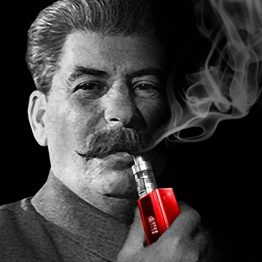 Иосиф Сталин курит трубку. Прикольная картинка