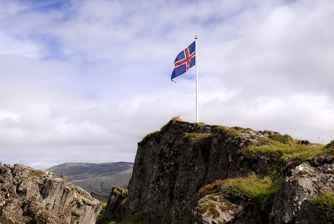 Исландия Рейкьявик с флагом. Картинка