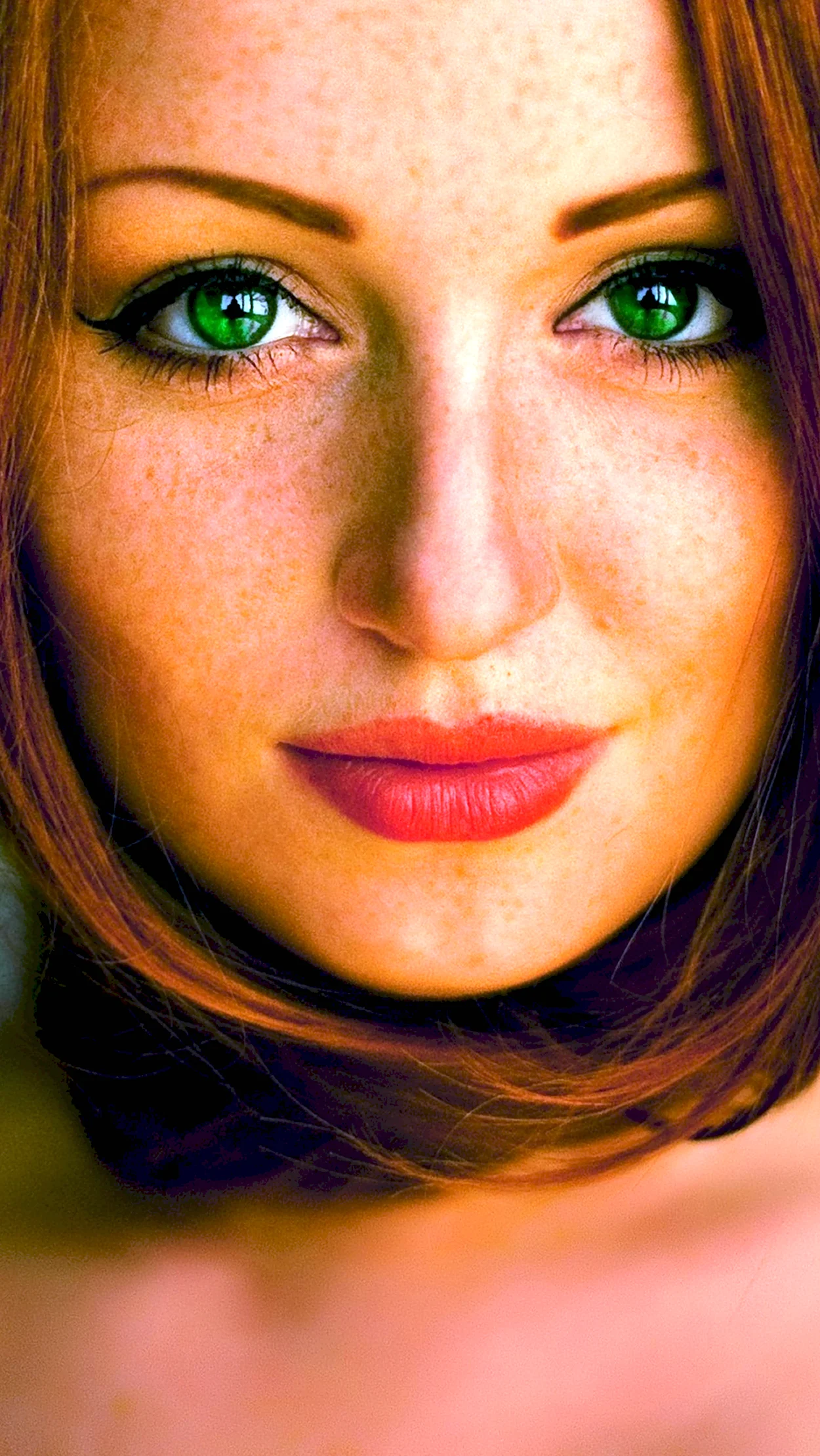 Каре-зеленые глаза. Красивая девушка