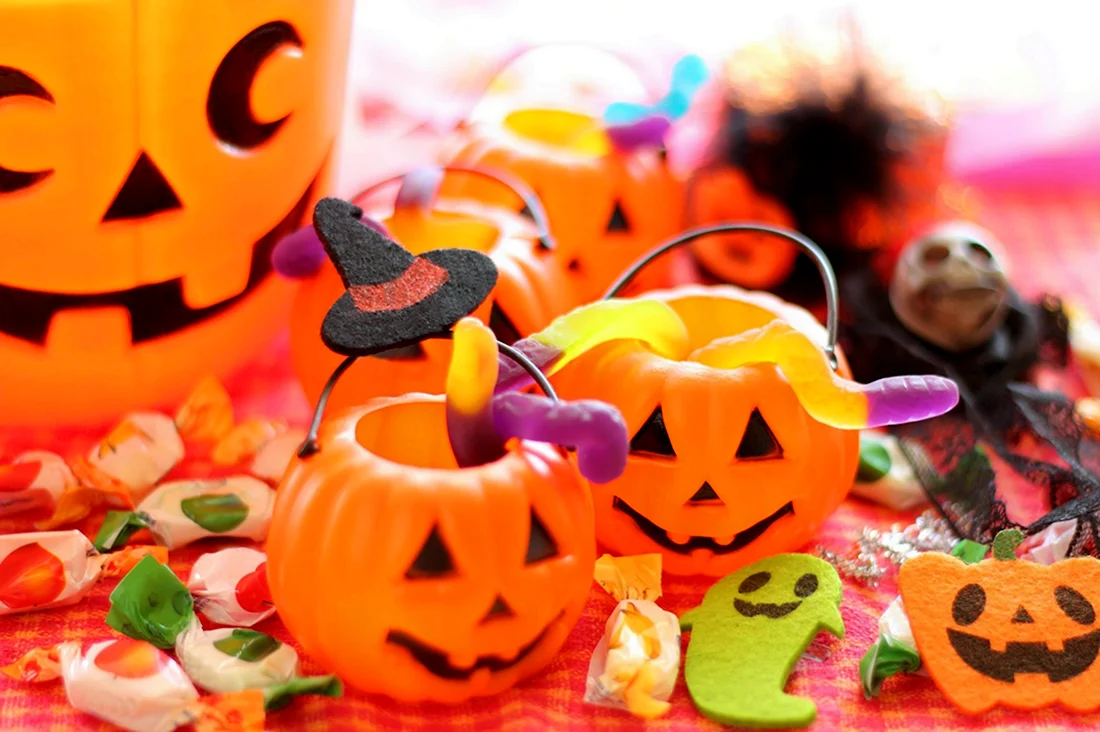 Хэллоуинские конфеты. Открытка на праздник