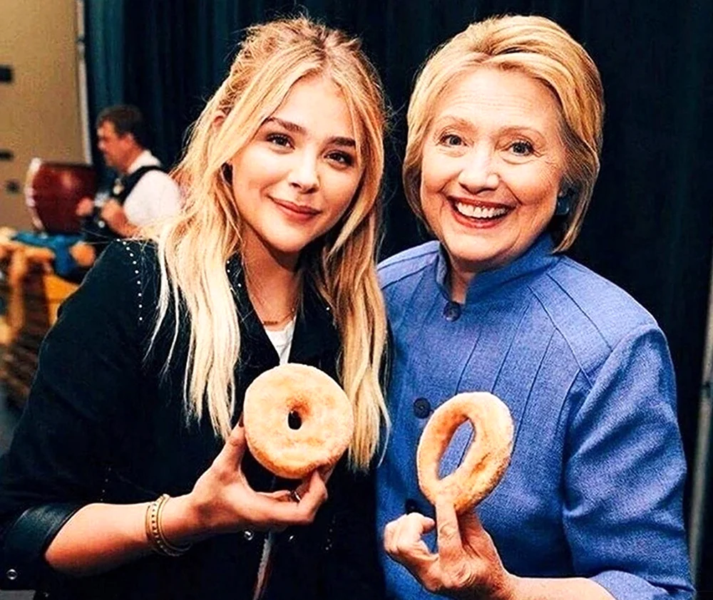 Хиллари Клинтон и Хлоя Морец с пончиками. Знаменитость