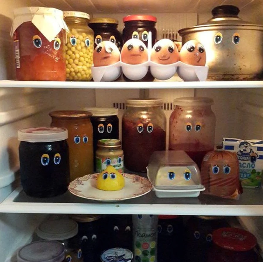 Холодильник с глазами. Прикольная картинка