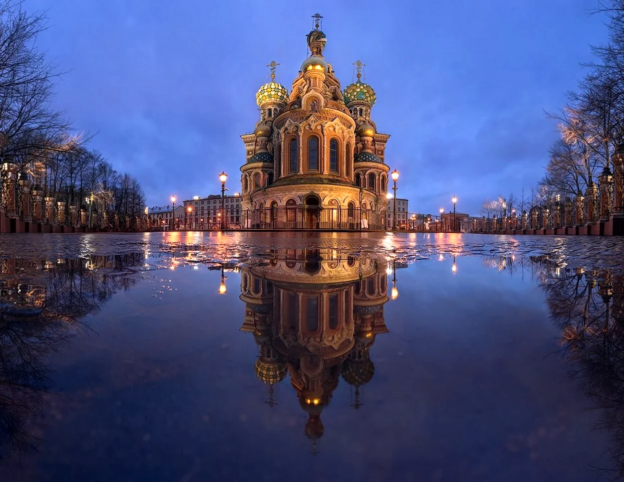 Храм Смольный собор на воде. Красивая картинка