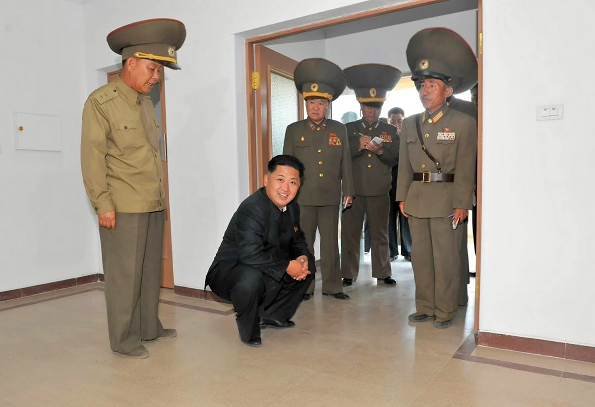 Ким Чен Ын на корточках. Прикольная картинка