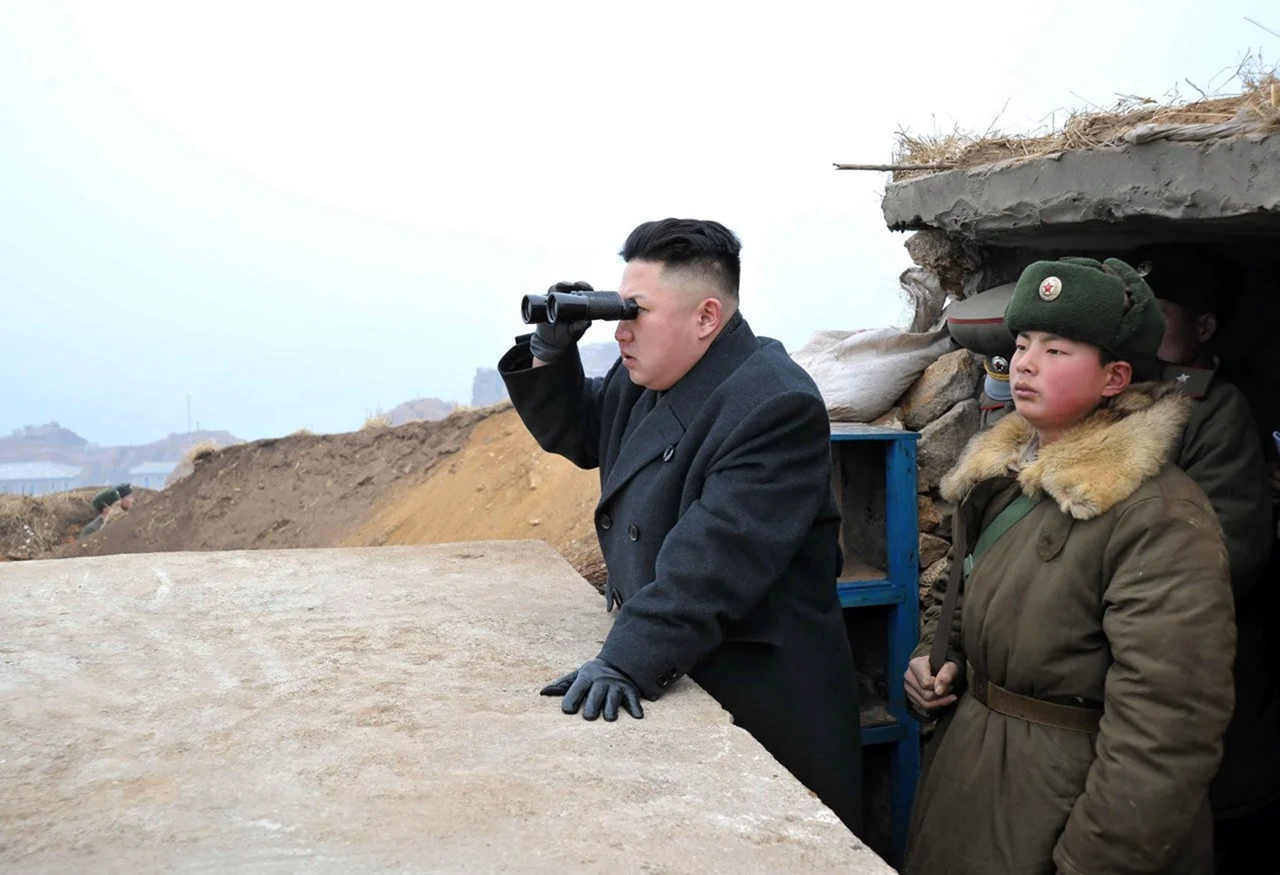 Ким Чен Ын с биноклем. Прикольная картинка