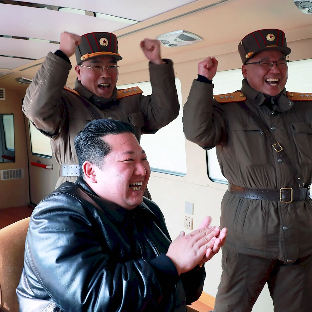 Ким Чен Ын с ракетой. Прикольная картинка