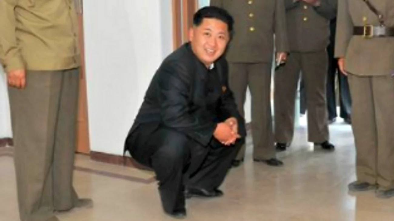 Ким Чен Ын в полный рост. Прикольная картинка