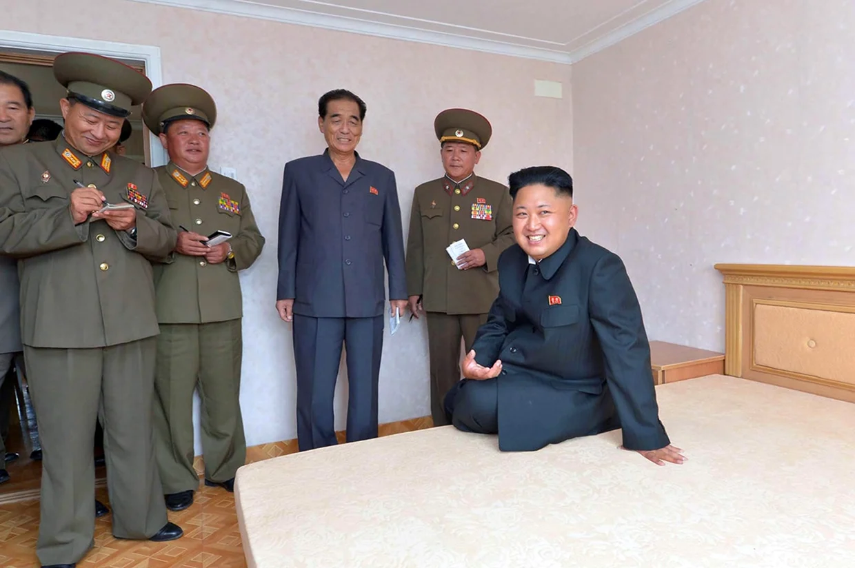 Ким Чен Ын веселый. Прикольная картинка