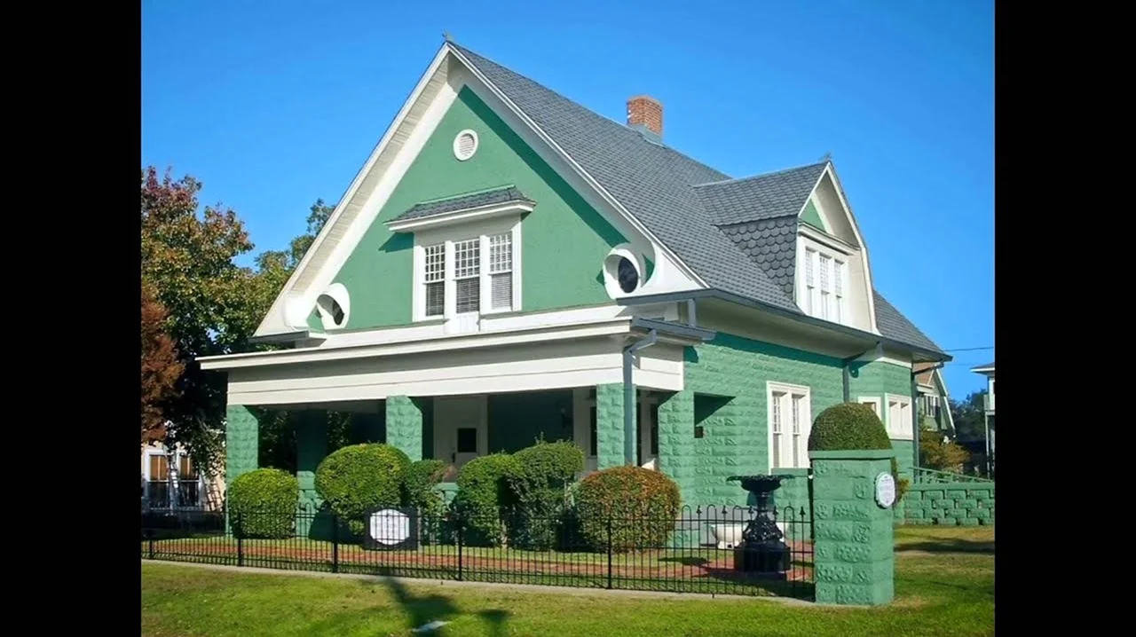 Кирпичный дом с зеленой крышей. Красивая картинка