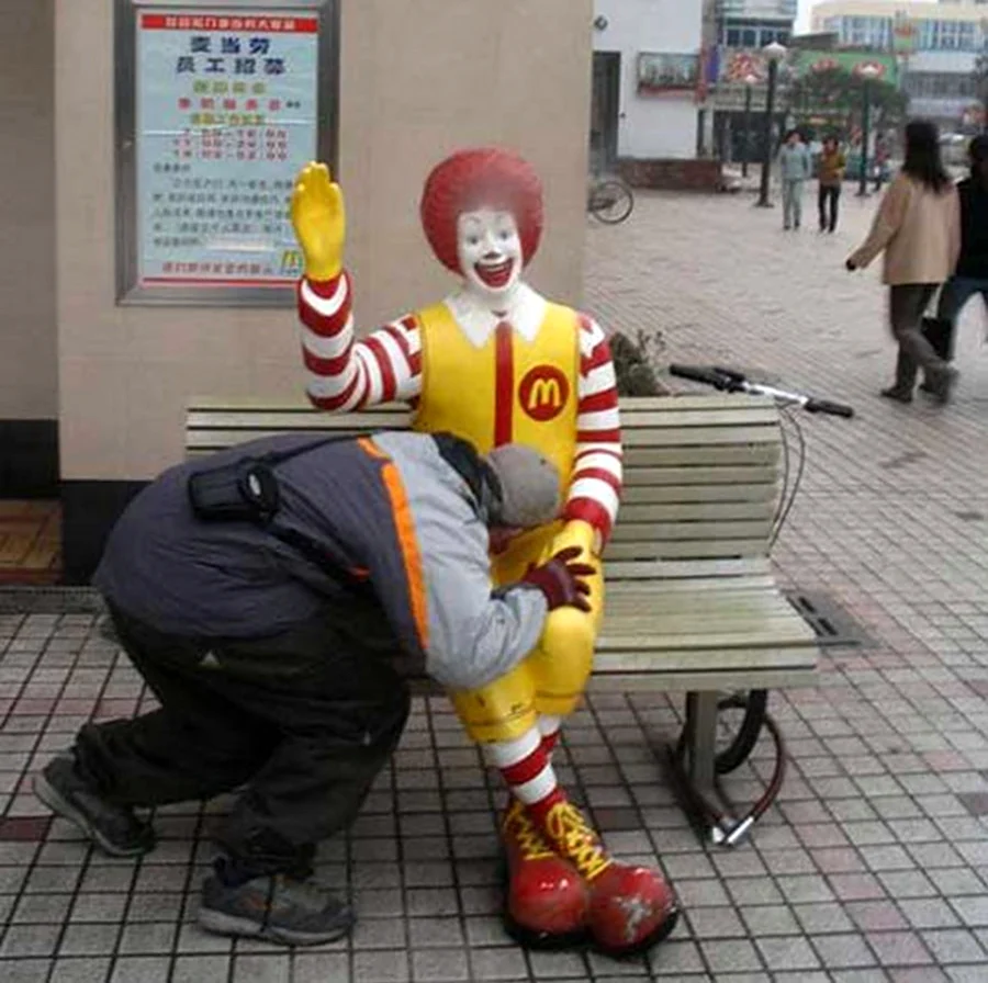 Клоун Рональд Макдональд статуя. Прикольная картинка
