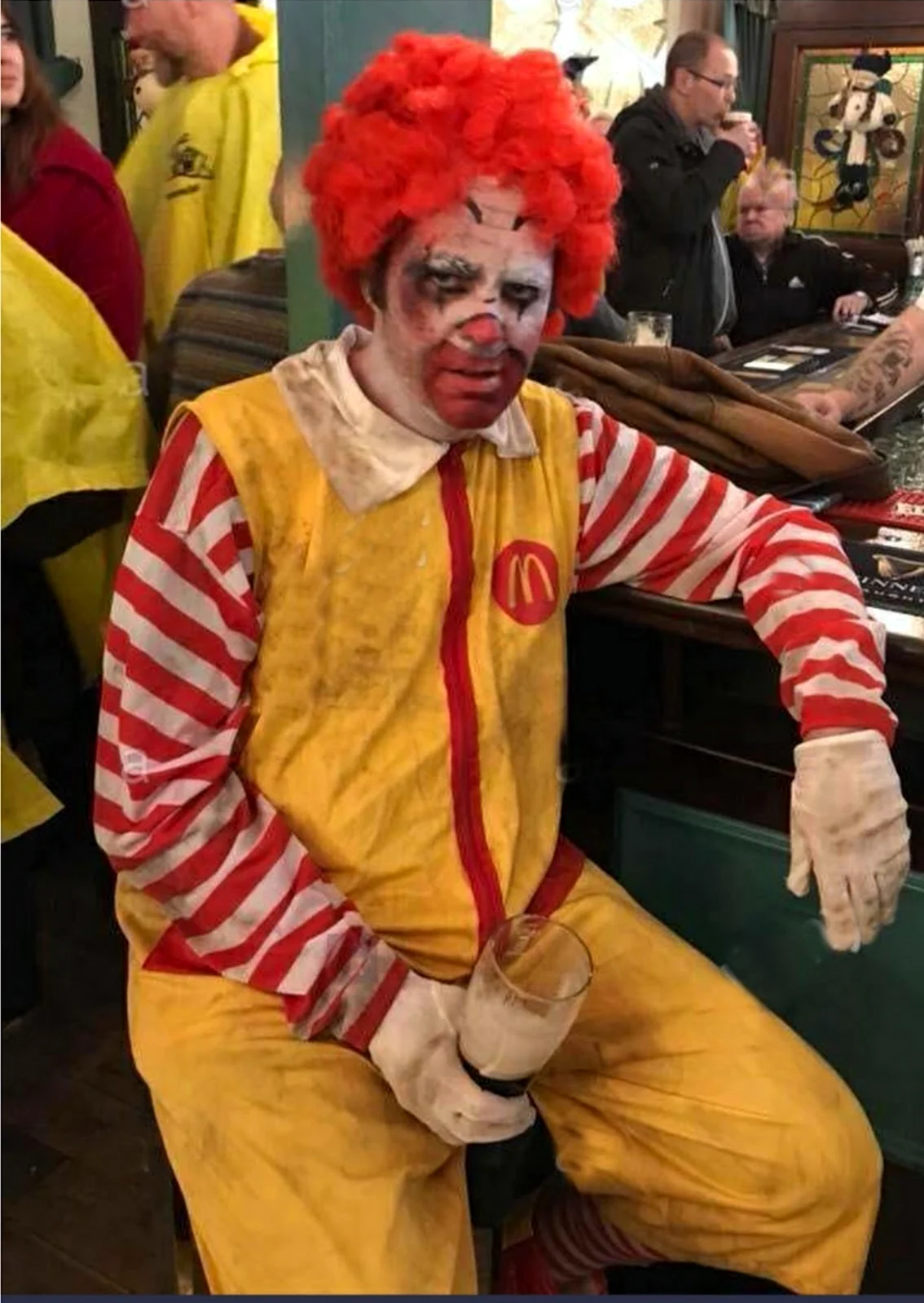 Клоун Рональд Макдональд в Макдоналдсе. Прикольная картинка