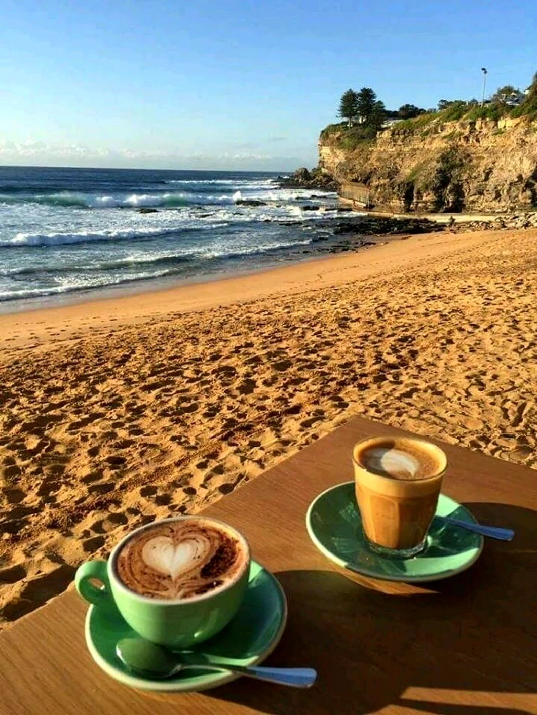 Кофе на берегу моря. Красивая картинка