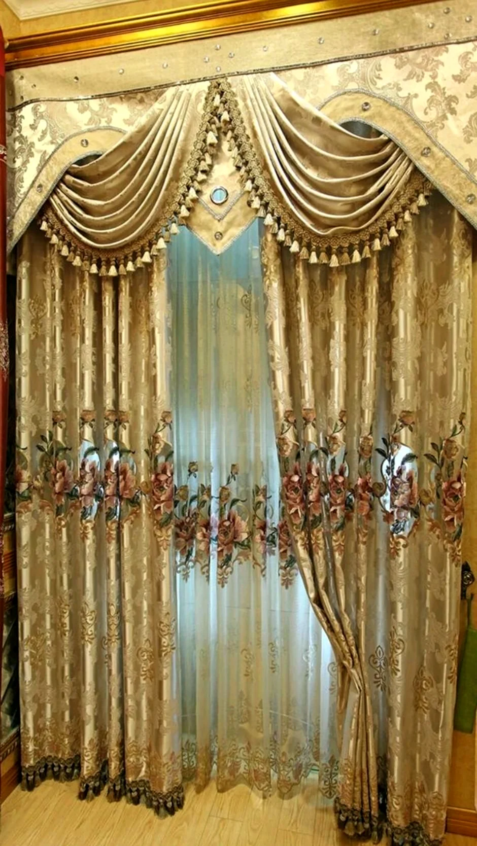 Королевские шторы для зала. Красивая картинка