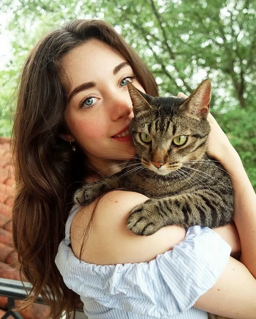 Красивая девушка с котиком. Красивая девушка