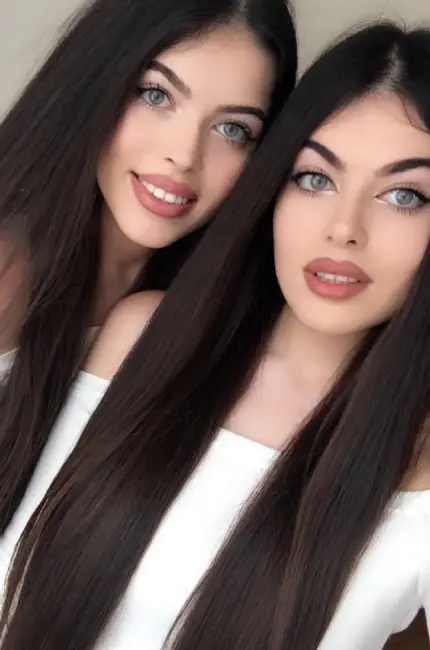 Красивые близняшки девушки. Красивая девушка