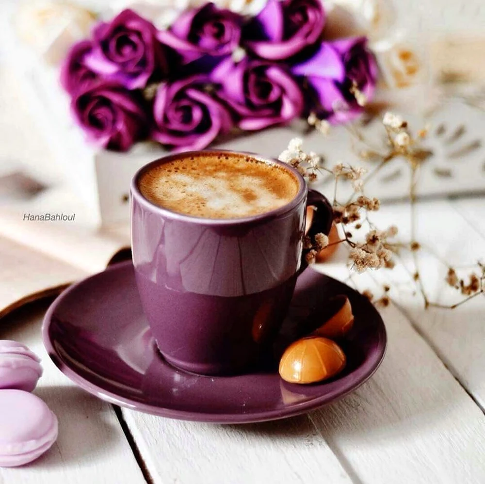 Красивые цветы и чашка кофе. Открытка с добрым утром