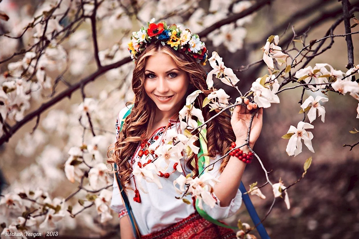 Красивые Украинки с венком. Красивая девушка