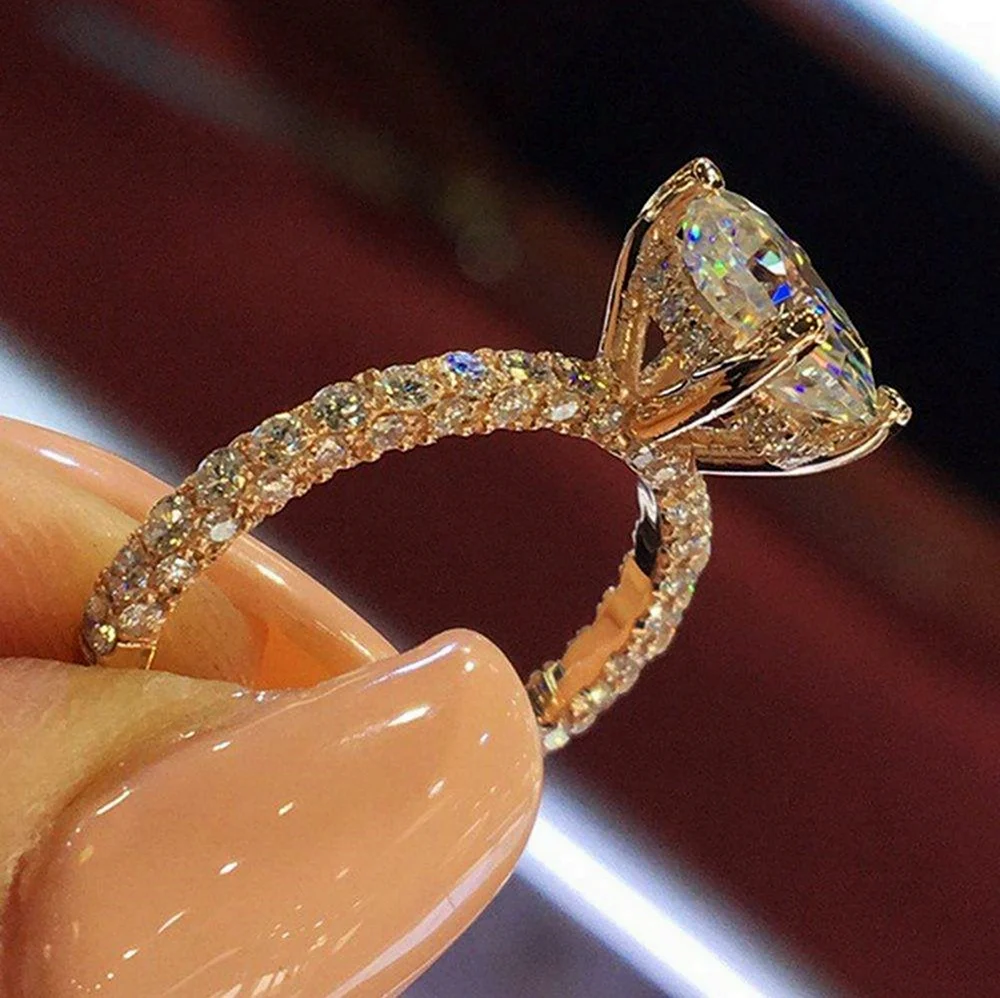 Красивые золотые кольца с камнями. Красивая картинка