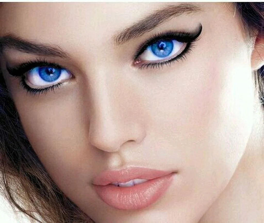 Красивый макияж для голубых глаз. Красивая девушка