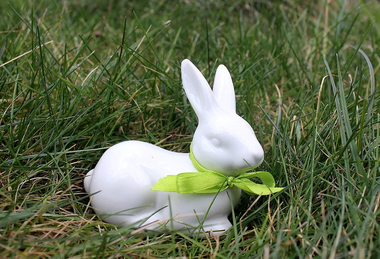 Кролики на лужайке фарфор. Красивое животное