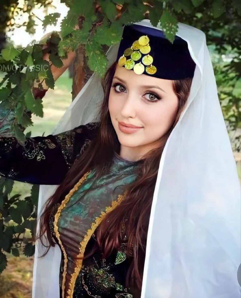 Крымские татары монголоиды. Красивая девушка