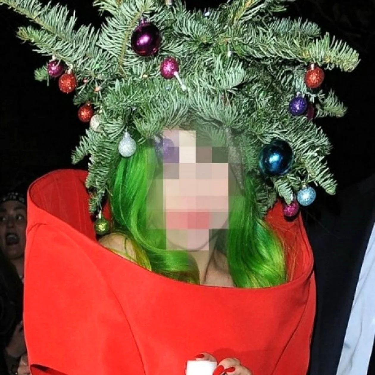 Леди Гага елка на голове. Прикольная картинка