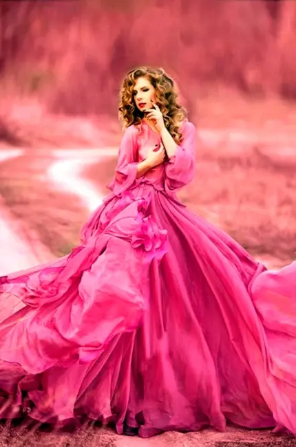 Леди в длинном розовом платье. Красивая девушка