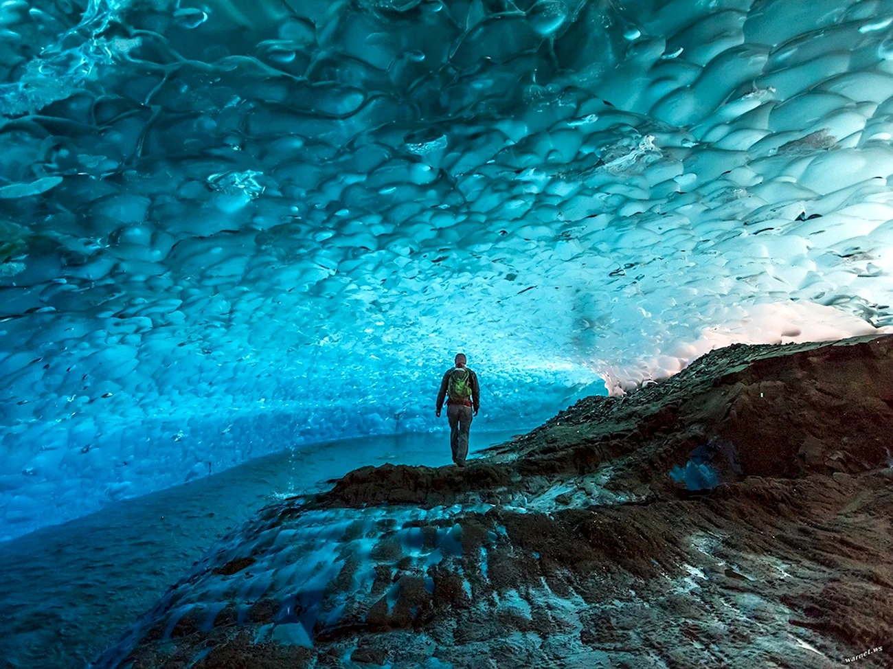 Ледяные пещеры Менденхолл Аляска. Красивая картинка