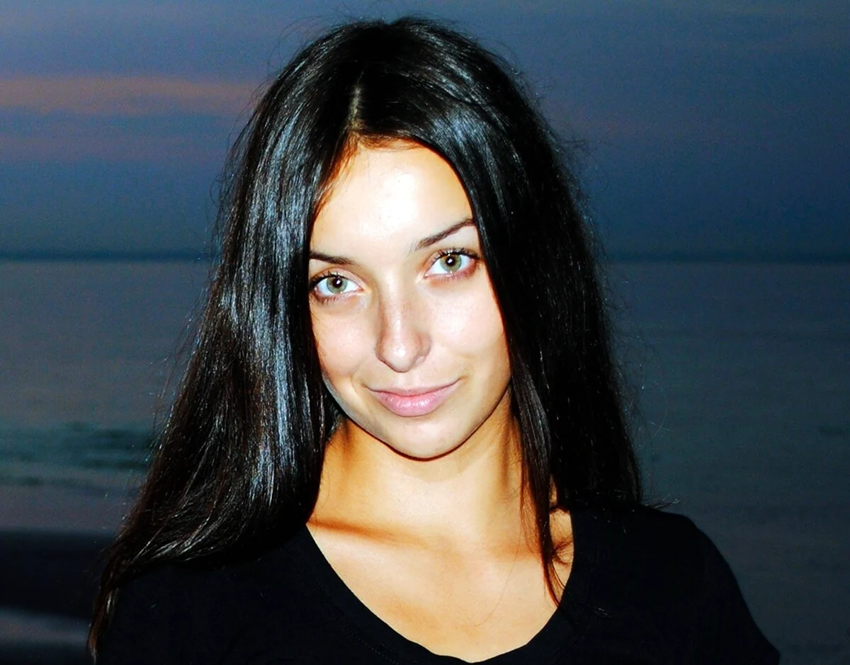 Ление Алюстаева. Красивая девушка