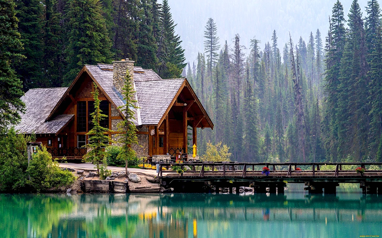 Лес горы штат Монтана домик у озера. Красивая картинка