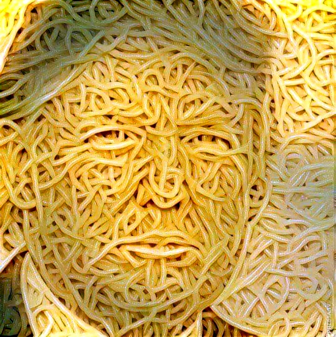 Лицо из спагетти. Прикольная картинка