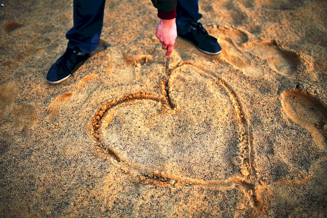 Любовь на песке. Красивая картинка