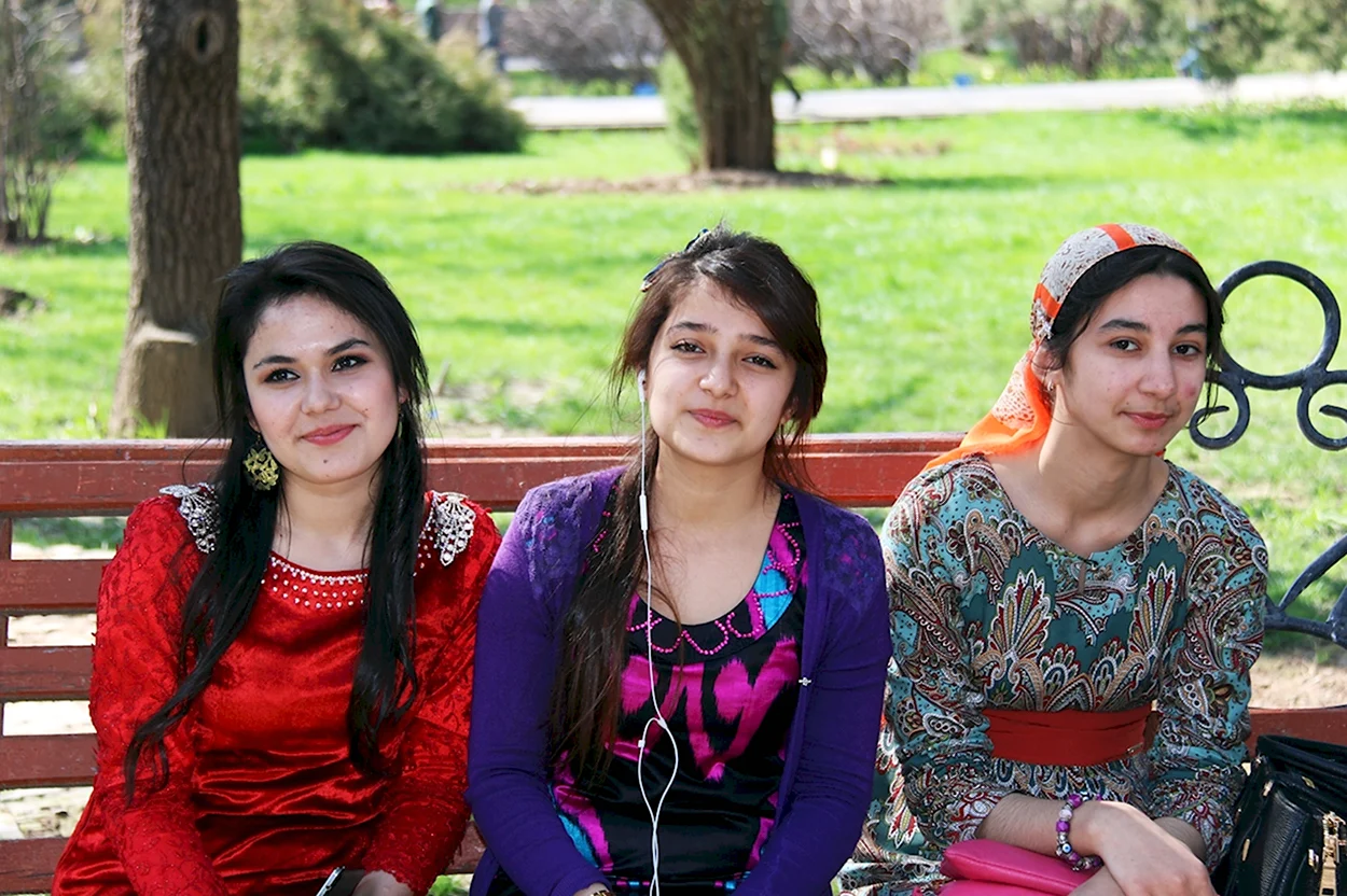 Люди из Таджикистана. Красивая девушка