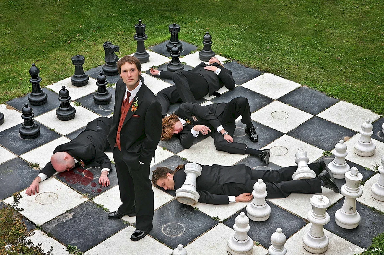 Люди на шахматной доске. Прикольная картинка