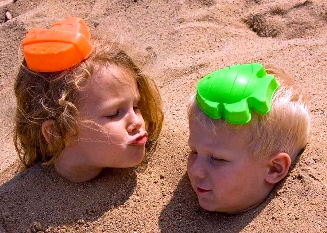 Мальчик и девочка в песочнице. Прикольная картинка