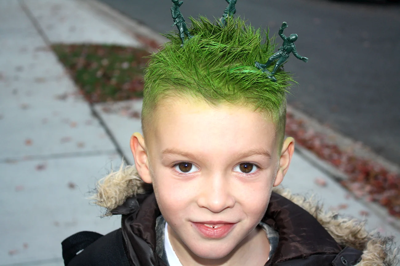Мальчик с зелеными волосами. Прикольная картинка