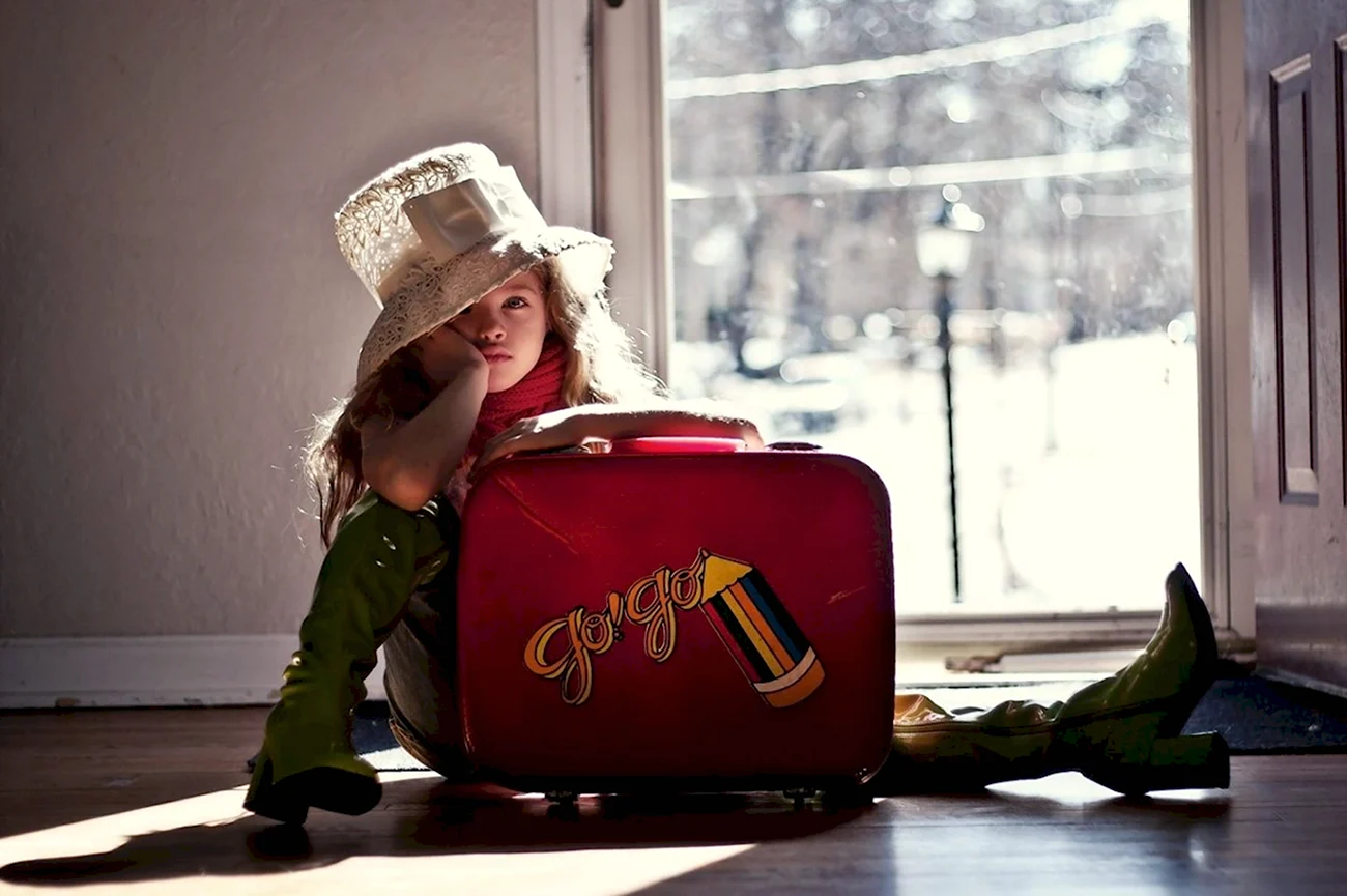 Маленькая девочка с чемоданом. Картинка