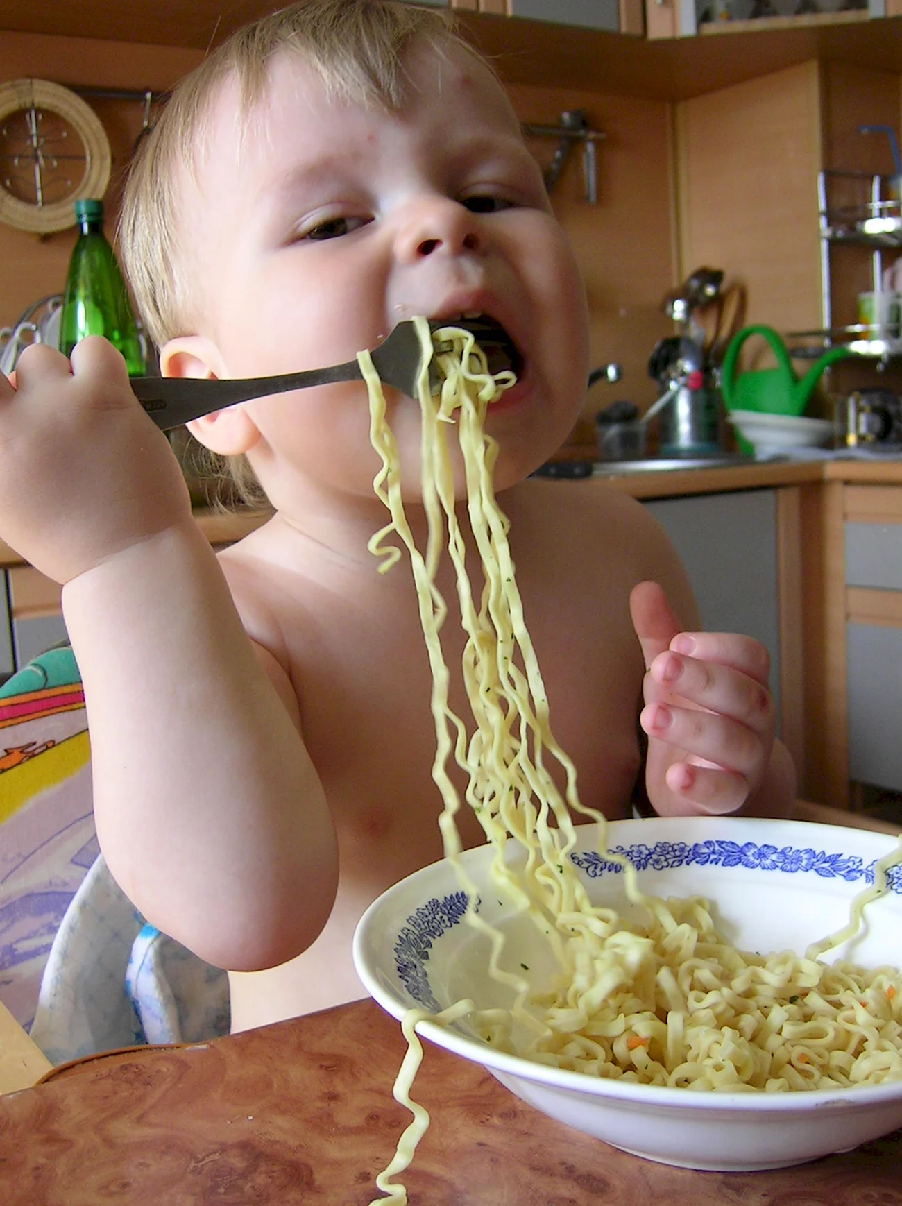 Малыши и спагетти. Прикольная картинка