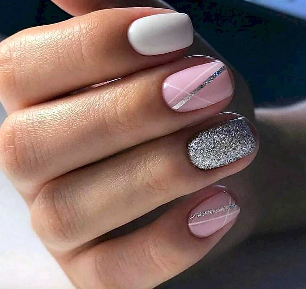 Маникюр на короткие ногти серый с розовым. Красивая картинка