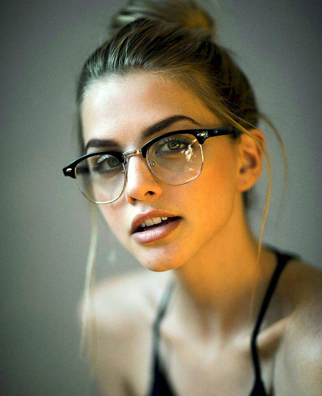 Марина ласвик в очках для зрения. Красивая девушка