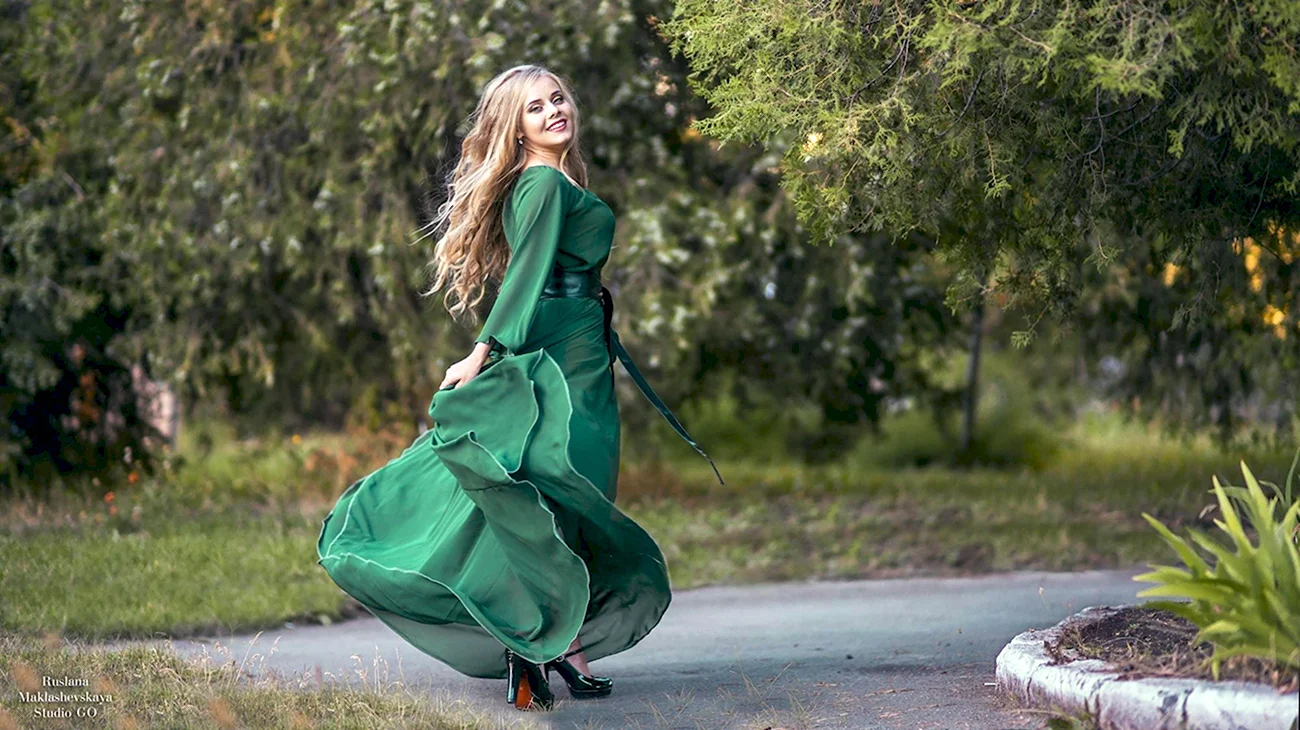 Марина Щеняева в зеленом платье. Красивая картинка
