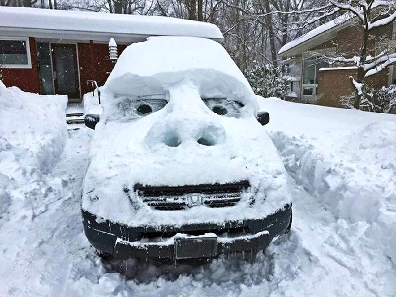 Машина под снегом. Картинка