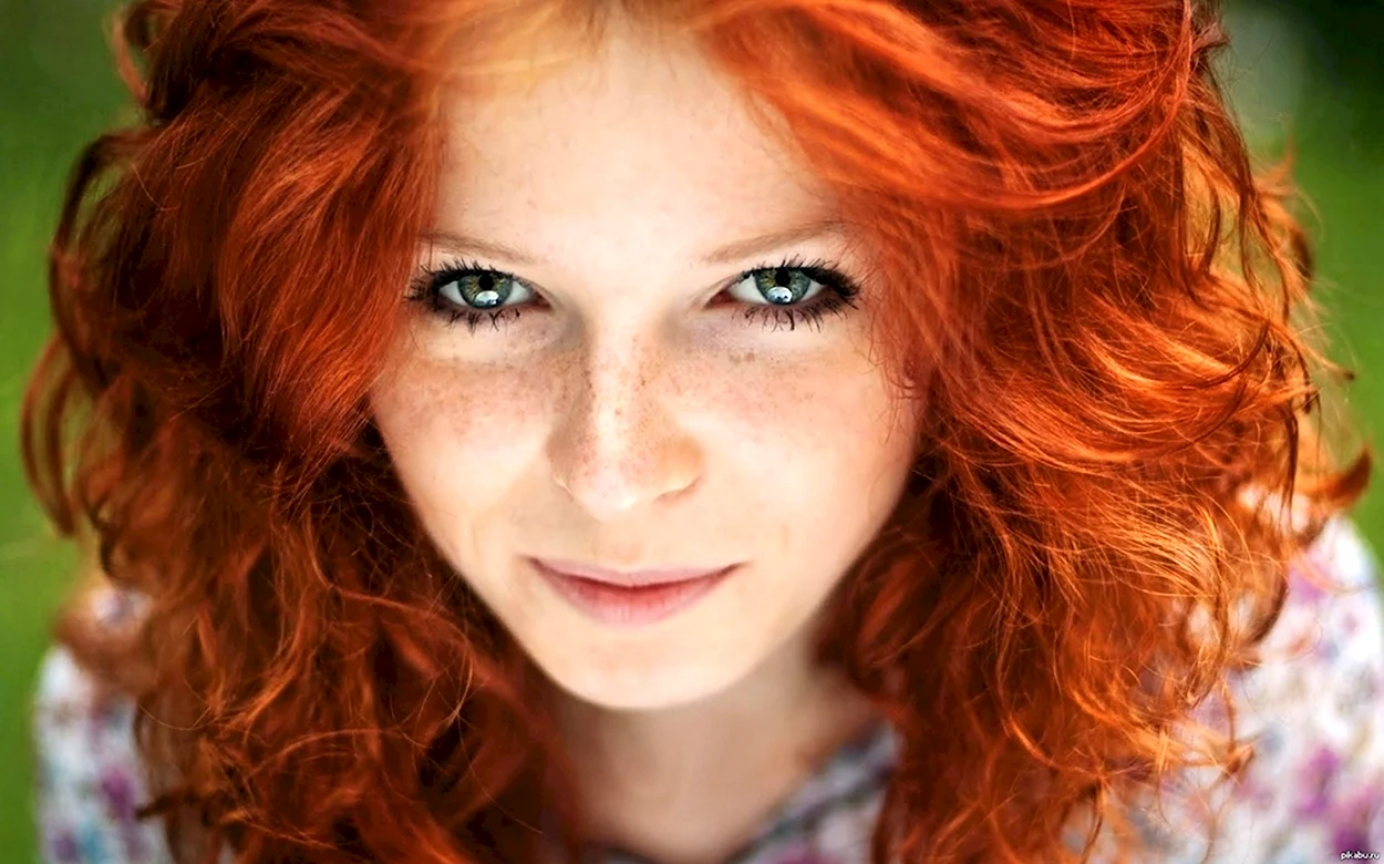 Меган Прескотт в рыжий цвет волос. Красивая девушка