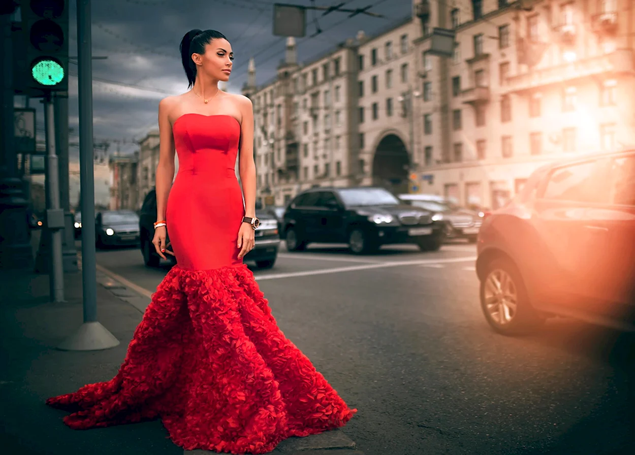 Мика Джианелли в Красном платье. Красивая девушка