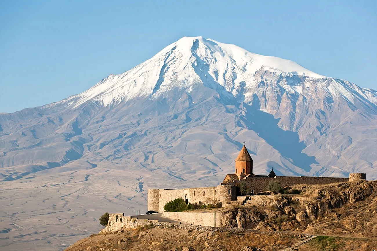 Монастырь хор Вирап в Армении. Красивая картинка