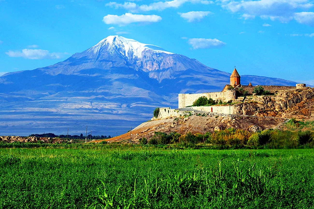 Монастырь хор Вирап в Армении. Красивая картинка
