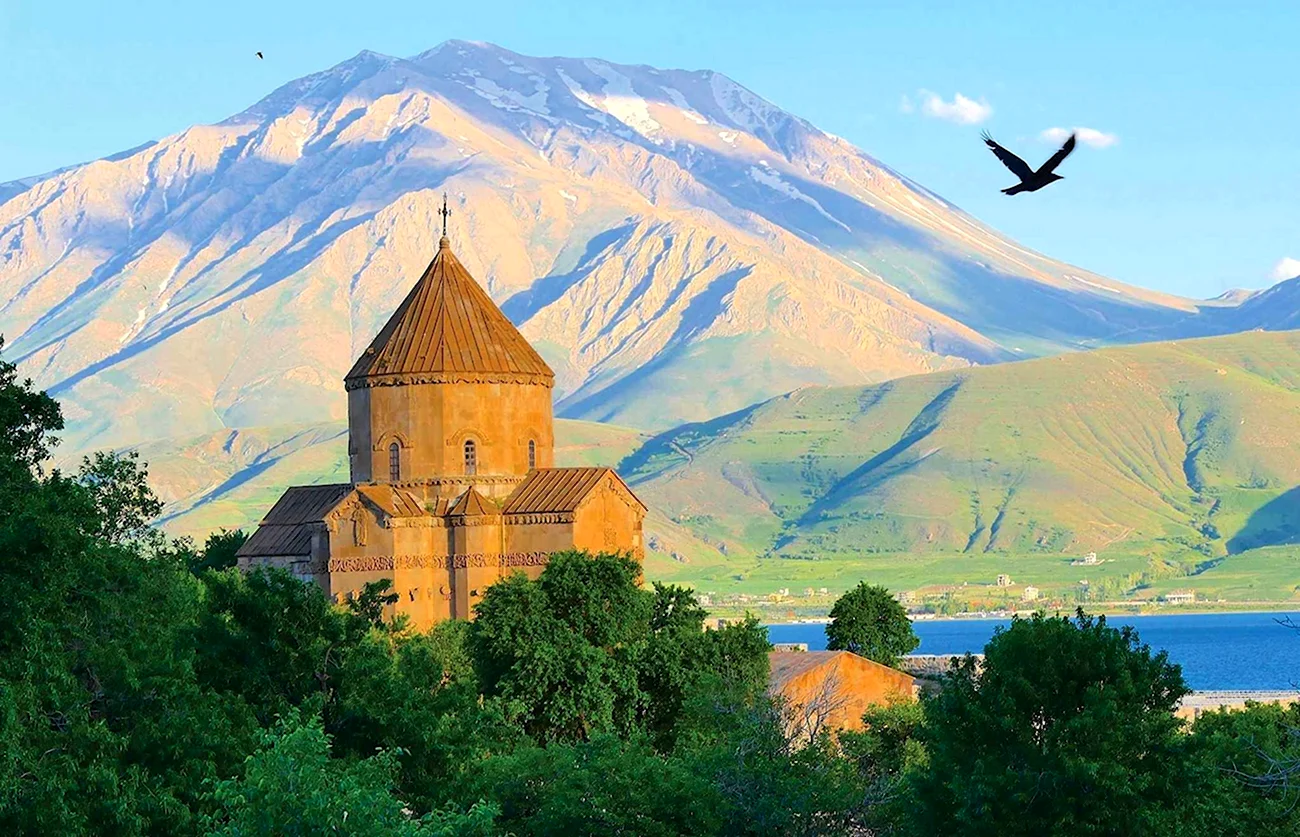 Монастырский комплекс Нораванк Армения. Красивая картинка