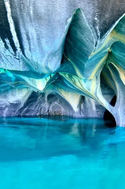 Мраморные пещеры Патагонии Чили. Красивая картинка