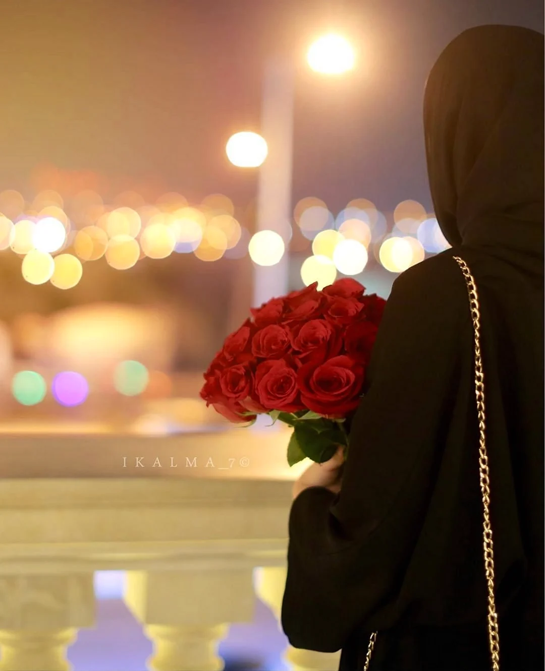 Мусульманка с цветами. Картинка