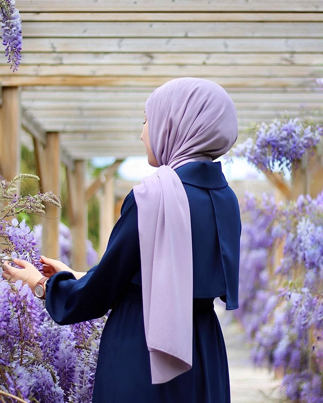 Мусульманка с цветами. Картинка